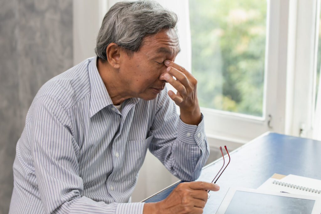 【画像】目が疲れる、目をおさえる年配の男性